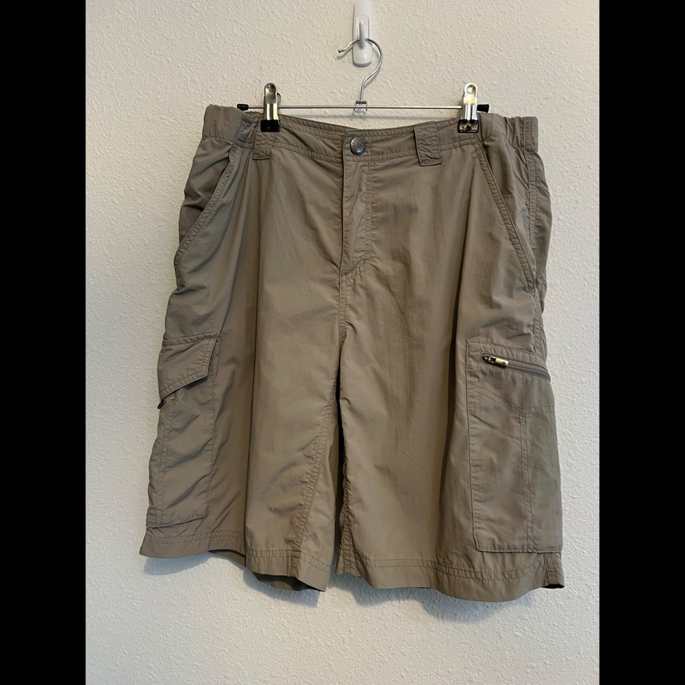 #1580 Columbia Omi-Shad Tan Cargo Shorts 32